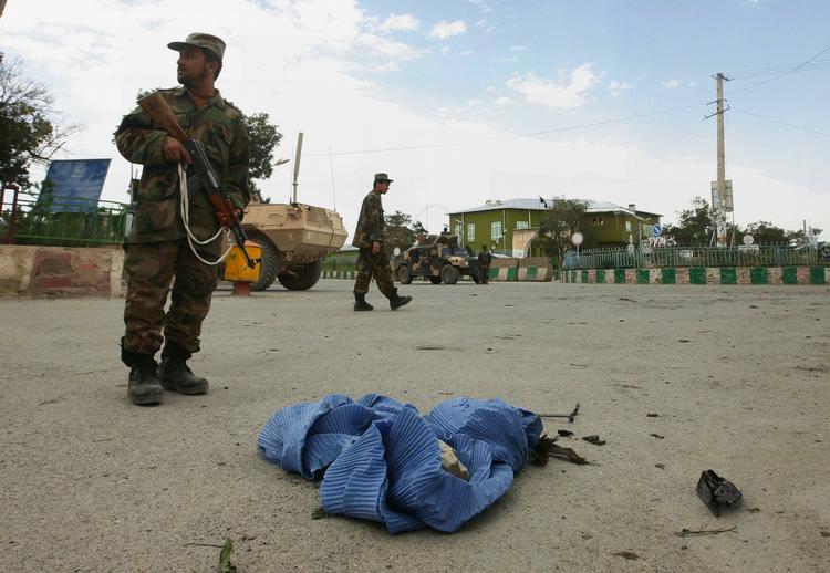En af selvmordsbomberne smed sin burka kort før angrebet. En afghansk soldat holder vagt ved burka. 