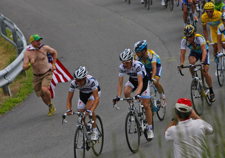 Team Saxo Bank forsøgte at ryste Alberto Contador i gult, men det lykkedes ikke. 