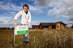 Ejendomsmægler Niels Hacke har en del sommerhuse til salg på Falster. Flere af dem er ganske svære at få solgt. Enten er de for dyre, ligger forkert, for tæt på hovedvejen eller er for dårligt indrettet. 