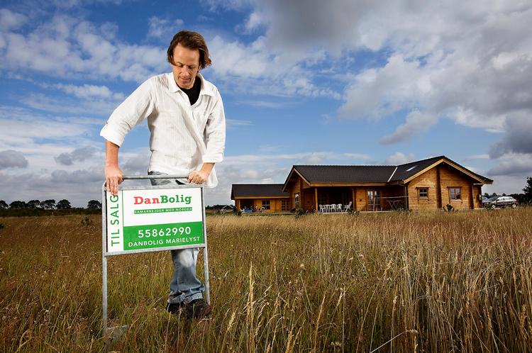 Ejendomsmægler Niels Hacke har en del sommerhuse til salg på Falster. Flere af dem er ganske svære at få solgt. Enten er de for dyre, ligger forkert, for tæt på hovedvejen eller er for dårligt indrettet. 