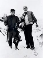 Forfatteren Ernest Hemingway (th.) ses her i 1958 under en andejagt i Ketchum, Idaho, sammen med sin gode ven A.E. Hotchner, som er meget utilfreds med, at et barnebarn af den berømte forfatter nu får udsendt en revideret udgave af bogen 'A Moveable Feast' ('Der er ingen ende på Paris'). Foto: AP 
