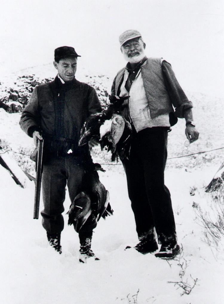 Forfatteren Ernest Hemingway (th.) ses her i 1958 under en andejagt i Ketchum, Idaho, sammen med sin gode ven A.E. Hotchner, som er meget utilfreds med, at et barnebarn af den berømte forfatter nu får udsendt en revideret udgave af bogen 'A Moveable Feast' ('Der er ingen ende på Paris'). Foto: AP 
