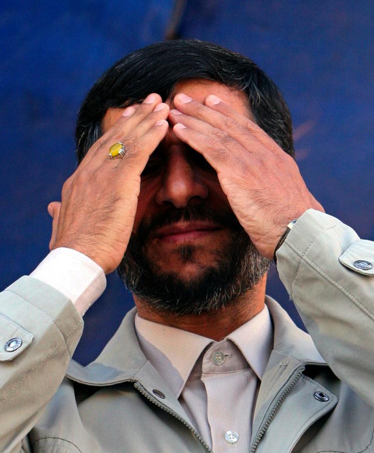 Billedet fra 2006 viser præsident Ahmadinejad, der samler sine hænder i respekt for en folkemængde i byen Karaj, 35 km fra Teheran. 