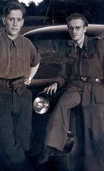 Ensomme ulve. Gunnar Dyrberg (th.) - eller Herman, som hans dæknavn var - poserer med Lille-Bent, også kendt som Patrick Schulz, i juni 1945. Foto fra bogen 