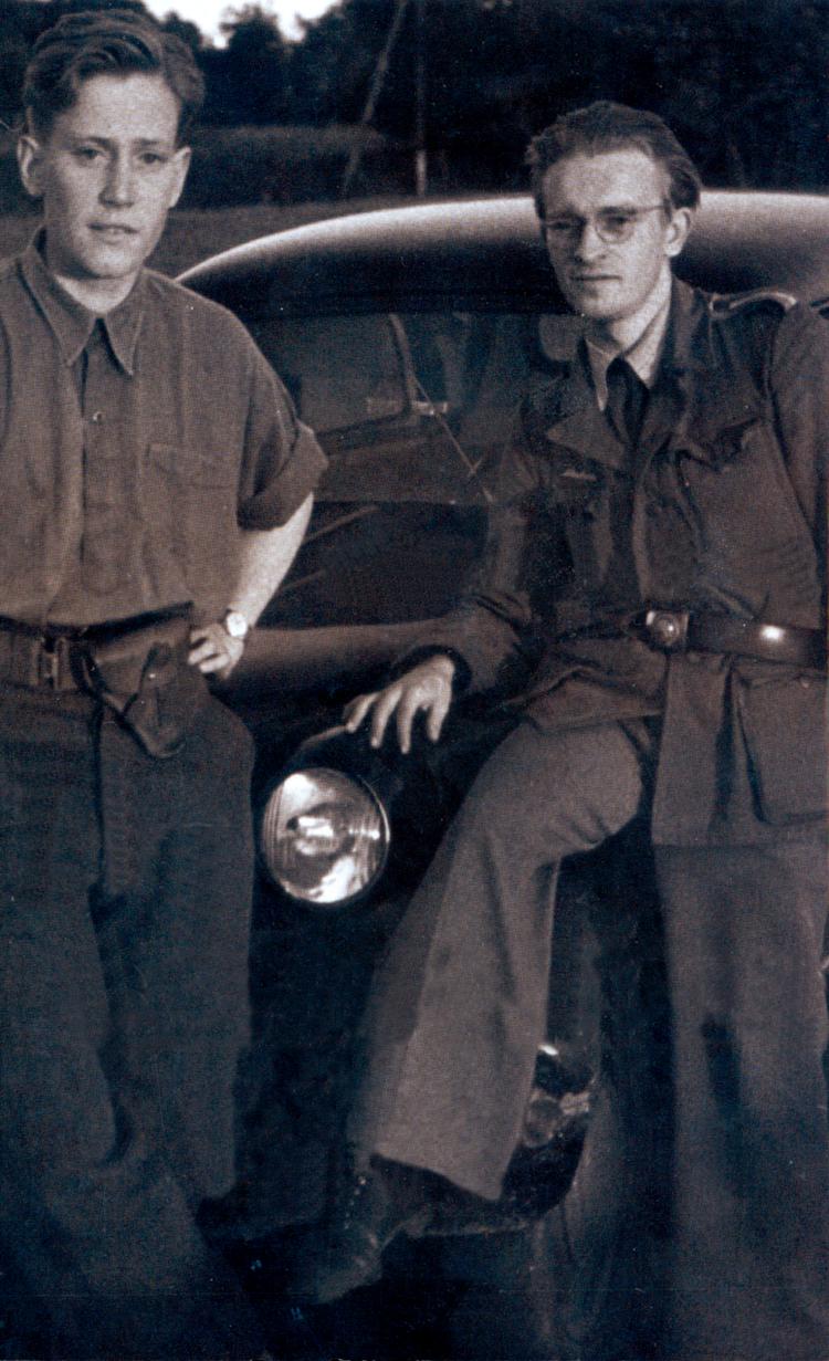 Ensomme ulve. Gunnar Dyrberg (th.) - eller Herman, som hans dæknavn var - poserer med Lille-Bent, også kendt som Patrick Schulz, i juni 1945. Foto fra bogen 