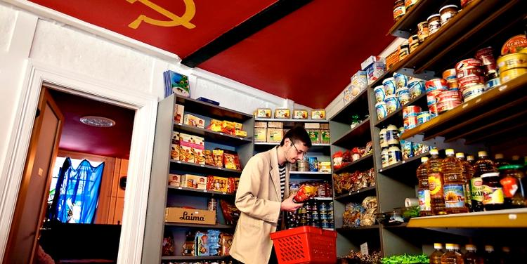 Spasiba. IBYEN tog på shoppetur i Moskva - altså supermarkedet. Og fandt klassikere som kaviar, tørfisk , surkål og en AK-47 med vodka i. Foto: Jacob Ehrbahn 