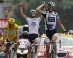 Både Fränk Schleck (th.) og lillebror Andy jubler over etapesejren, mens Alberto Contador må erkende, at slaget er tabt. Han fører dog stadig sammenlagt. 