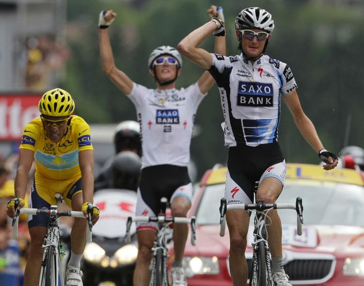 Både Fränk Schleck (th.) og lillebror Andy jubler over etapesejren, mens Alberto Contador må erkende, at slaget er tabt. Han fører dog stadig sammenlagt. 