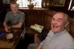 The White Swan and Cuckcoo  i London er ikke bare en traditionel pub, den er dagligstue for stamkunderne. Arkivfoto 