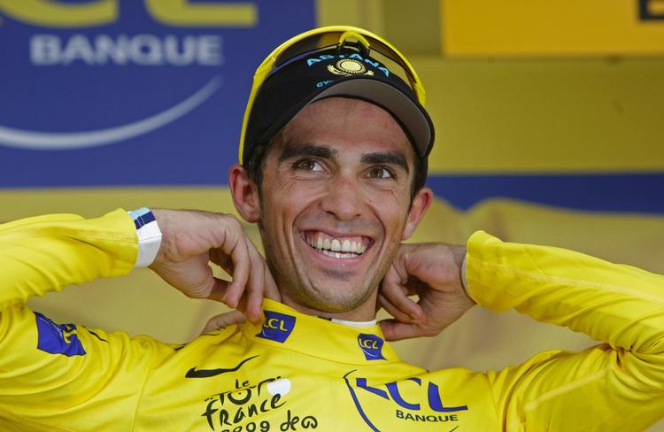 Alberto Contador dummede sig, da han rykkede på den sidste stigning, men spanieren er stadig i gult. 
