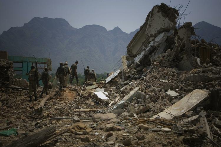 Kampene mellem Taleban og pakistansk militær har efterladt mange dræbte, samt ødelagte bygninger. Samtidig angriber USA med missiler, og et af disse angreb har formentlig dræbt en af Osama bin Ladens sønner 