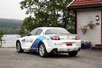 Helt ren. Udstødningen på en brintbil som denne Mazda RX-8 slipper en smule vand ud. Altså intet skadeligt. Tankningen foregår stort set som på en benzinbil. Foto: Mazda 