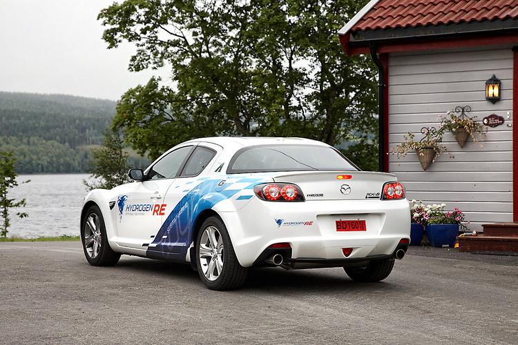Helt ren. Udstødningen på en brintbil som denne Mazda RX-8 slipper en smule vand ud. Altså intet skadeligt. Tankningen foregår stort set som på en benzinbil. Foto: Mazda 
