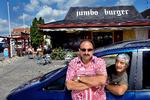 Pizzeriaejer Ali Kirkan (i bilen) og hans Mehmet Cakir arbejder i Marielyst på Falster. Hvis de skulle købe et sommerhus, skulle det ligge i Tyrkiet, hvor de oprindelig kommer fra. 