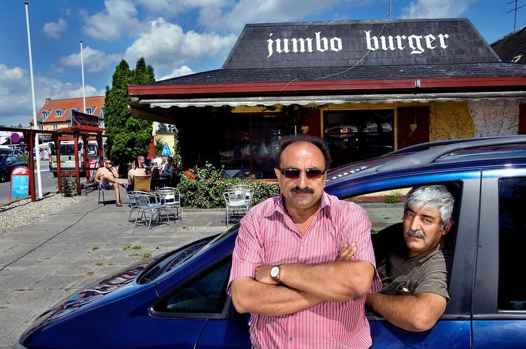 Pizzeriaejer Ali Kirkan (i bilen) og hans Mehmet Cakir arbejder i Marielyst på Falster. Hvis de skulle købe et sommerhus, skulle det ligge i Tyrkiet, hvor de oprindelig kommer fra. 