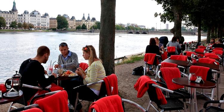Ved søen. Cafe 22 - den tidligere Front Page - er et af de få steder ved søerne, hvor man kan hænge ud med servering. Foto:  Jacob Ehrbahn 
