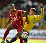 Jonathan Richter (tv) i kamp mod Brøndby. Han har været i koma, siden han mandag blev ramt af et lyn under en træningskamp. Arkivfoto. 