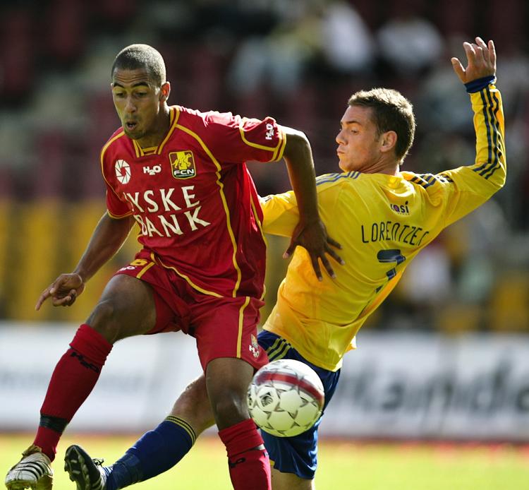 Jonathan Richter (tv) i kamp mod Brøndby. Han har været i koma, siden han mandag blev ramt af et lyn under en træningskamp. Arkivfoto. 
