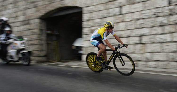 Lance Armstrong går nu efter tredjepladsen. 
