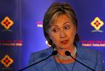 Hillary Clinton er i disse dage på rundrejse i Asien. Her ses hun under en pressekonference i Thailand. 