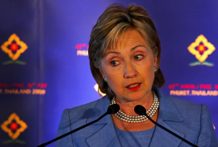 Hillary Clinton er i disse dage på rundrejse i Asien. Her ses hun under en pressekonference i Thailand. 