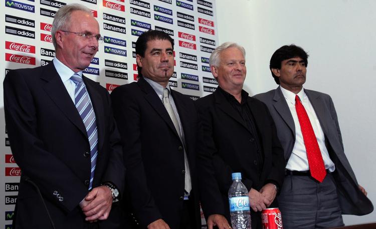 Da Sven-Göran Eriksson (tv.) blev præsenteret som landstræner i Mexico fulgte Hans Backe (nummer to fra højre) med som assistente. Arkivfoto. 