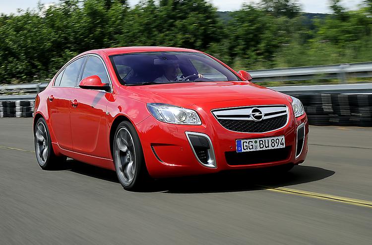 Barsk stil. Opel Insignia OPC kendes på de  lodrette luftgæller foran. Deres  mission er at køle bremserne.  Foto: Opel 