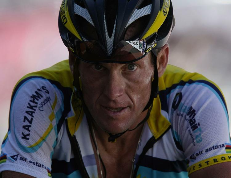 Lance Armstrong led, da Tour de France-feltet ramte Alperne, og han måtte lade Alberto Contador køre solo. 