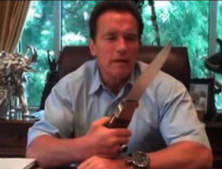 Californien guvernør, Arnold Schwarzenegger, med kniv på Twitter. 