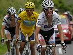 Brødrene Andy (tv.) og Fränk Schleck (th.) har en ambition om at flankere Alberto Contador (i gult) på podiet i Paris, men den afgørelse finder først sted på lørdagens etape. 