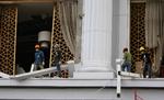 Indonesiske arbejdere rydder op efter bombeangrebet på Ritz-Carlton i Jakarta. Sidste uges angreb på Ritz-Carlton og J.W. Marriott dræbte syv mennesker og sårede 50. 