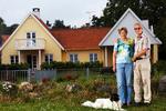 Komfort.  Henning og Inger Viby foran et af deres sommerhuse. Han er formand for Rørvig Landligger Forening, og han mener, at »Rørvig skal følge med udviklingen - men uden at det ses«. 