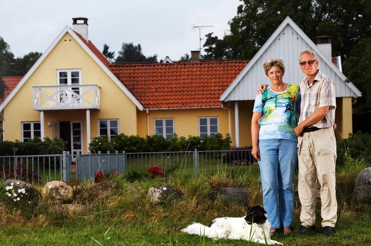 Komfort.  Henning og Inger Viby foran et af deres sommerhuse. Han er formand for Rørvig Landligger Forening, og han mener, at »Rørvig skal følge med udviklingen - men uden at det ses«. 