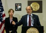 New Jerseys guvernør, Jon S. Corzine, reagerer på FBI's anholdelse af 44 politikere, rabbinere og embedsmænd. 