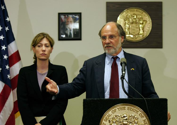 New Jerseys guvernør, Jon S. Corzine, reagerer på FBI's anholdelse af 44 politikere, rabbinere og embedsmænd. 