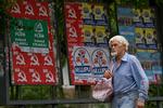 Valgplakater i hovedstaden Tjisinau. Moldova skal til omvalg efter opløsning af parlamentet, der blev valgt i april. Foto: Dan Morar/AP 