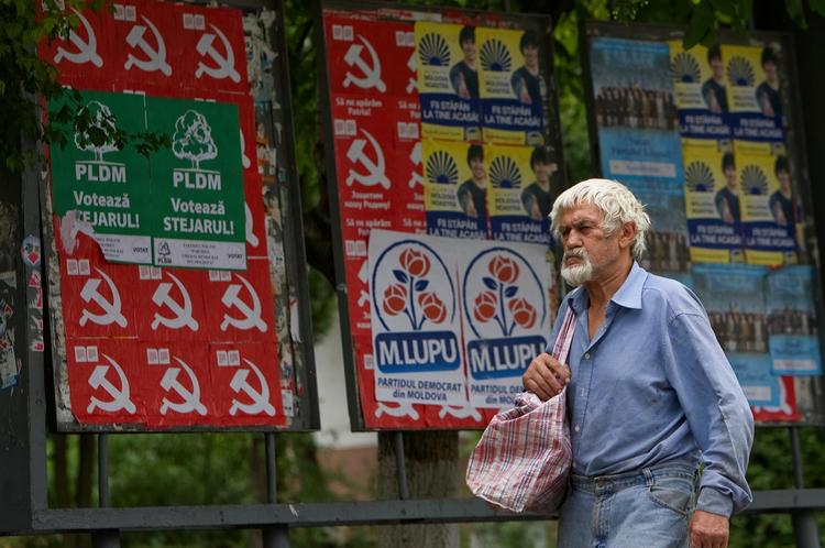 Valgplakater i hovedstaden Tjisinau. Moldova skal til omvalg efter opløsning af parlamentet, der blev valgt i april. Foto: Dan Morar/AP 