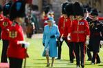 Den engelske Dronning Elizabeth II omgivet af sin garde. En af dem er nu arresteret og afsløret som ulovlig immigrant. Arkivfoto. 