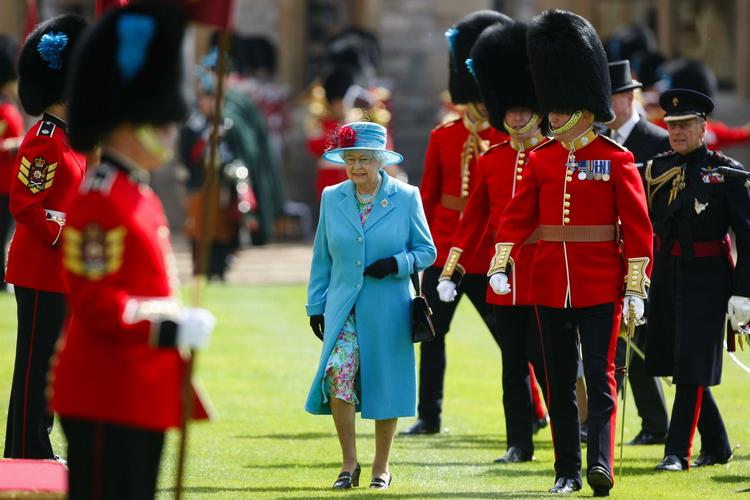 Den engelske Dronning Elizabeth II omgivet af sin garde. En af dem er nu arresteret og afsløret som ulovlig immigrant. Arkivfoto. 