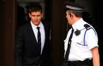 Steven Gerrard forlader retten i Liverpool efter torsdagens retsmøde. I dag blev Liverpoolanføreren frikendt. 