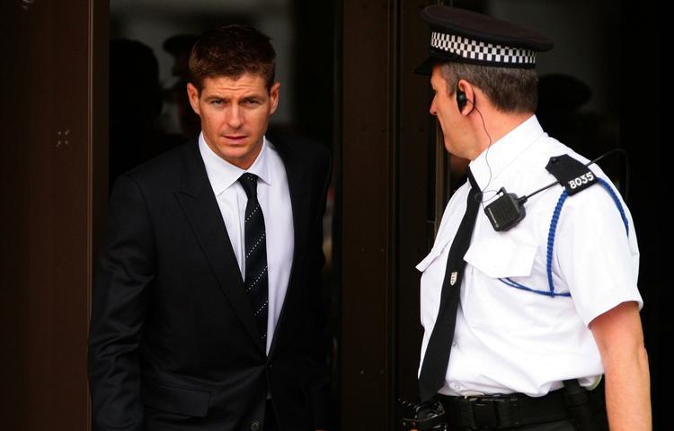 Steven Gerrard forlader retten i Liverpool efter torsdagens retsmøde. I dag blev Liverpoolanføreren frikendt. 