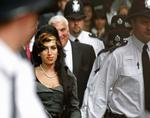 Den britiske sanger Amy Winehouse forlader retslokalet i London. 