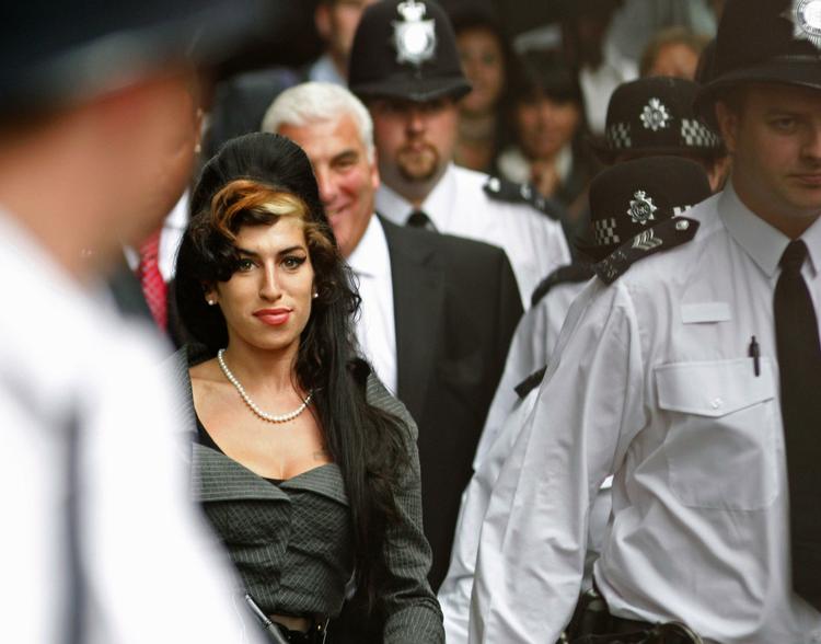 Den britiske sanger Amy Winehouse forlader retslokalet i London. 