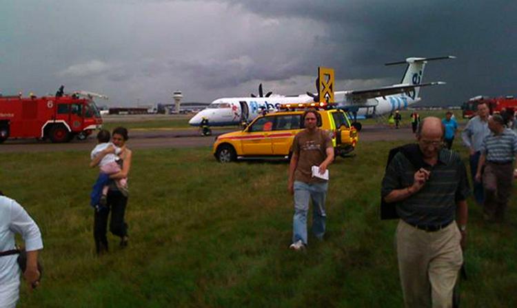 Dash 8 flyet umiddelbarrt efter nødlandingen i Londons Gatwick-lufthavn. 