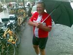 Regnen væltede ned, da Team Rynkeby-rytterne nåede til Paris. Nogen gemte sig i ledsagerbilerne, mens andre, som Lars Løkke Rasmussen, søgte ly under paraplyer. 