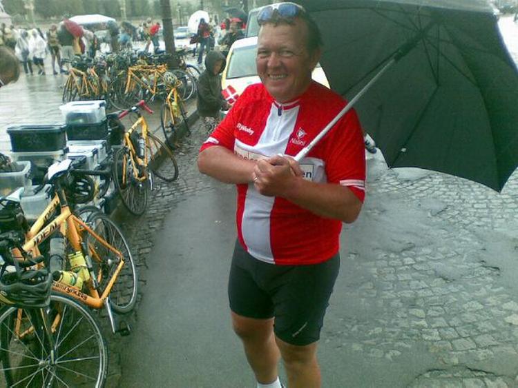 Regnen væltede ned, da Team Rynkeby-rytterne nåede til Paris. Nogen gemte sig i ledsagerbilerne, mens andre, som Lars Løkke Rasmussen, søgte ly under paraplyer. 