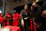 Den hollandske udenrigsminister Maxime Verhagen og repræsentanter for Ahanta-folket hædrer den afdøde konge Badu Bonsu II ved at hælde gin på gulvet. 