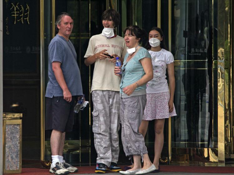 En britisk familie holdes netop nu i karantæne på et hotel i Beijing i Kina. Årsagen er, at nogle af deres rejseledsagere var smittet med influenza A (H1N1). 