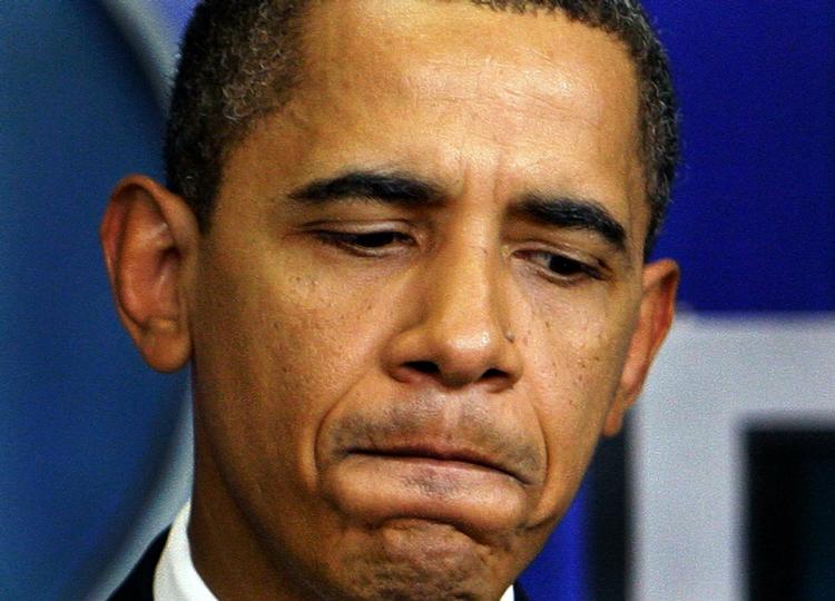 Barack Obama i en kort tænkepause under fredagens møde med pressen i Det Hvide Hus. 
