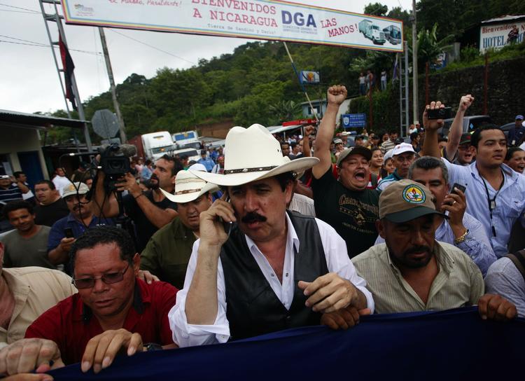 Manuel Zelaya fotograferet ved grænsen mellem Honduras og Nicaragua. 